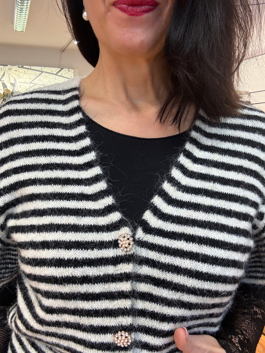 Strickweste mit Schmuckknöpfen