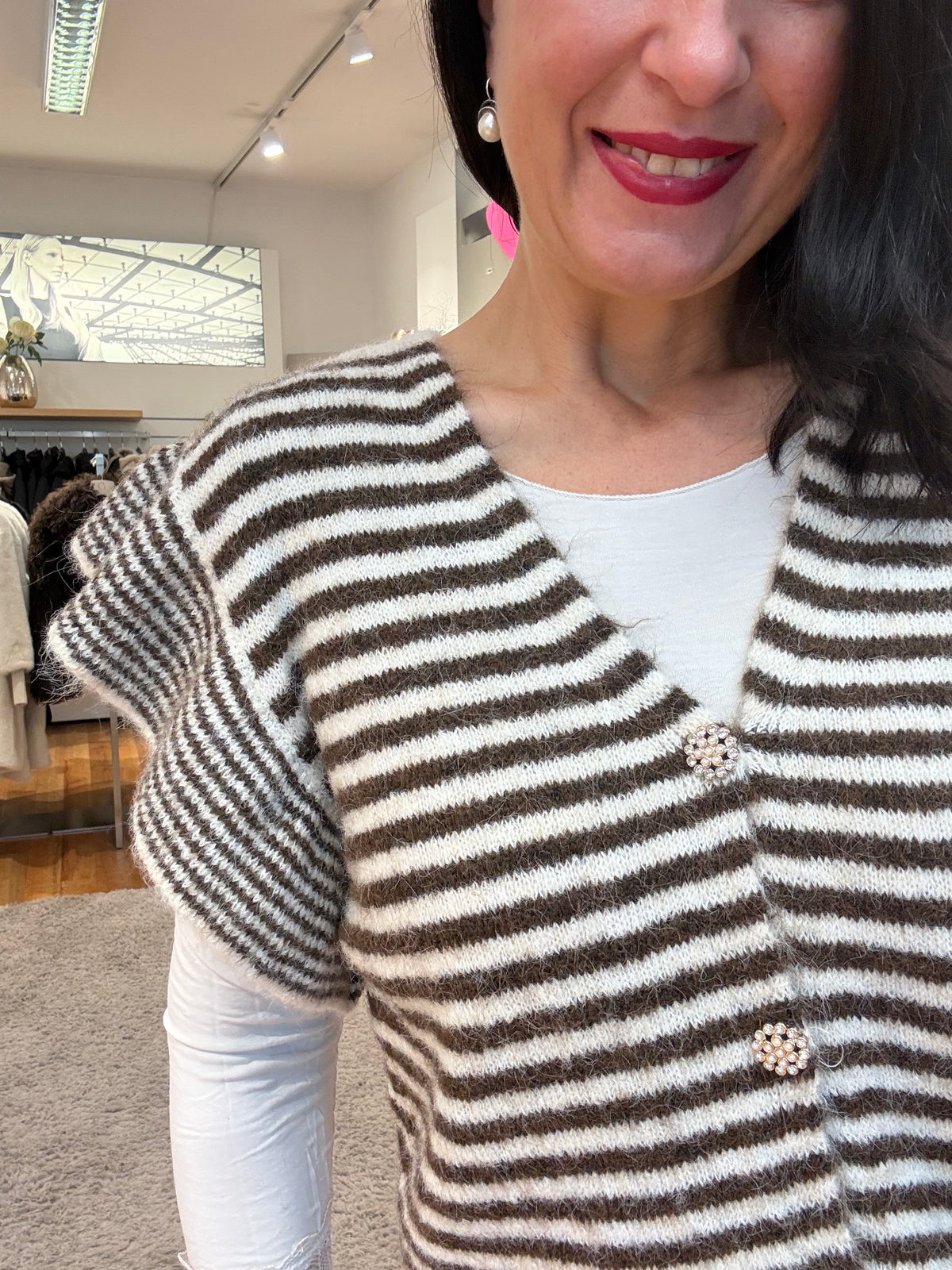 Strickweste mit Schmuckknöpfen